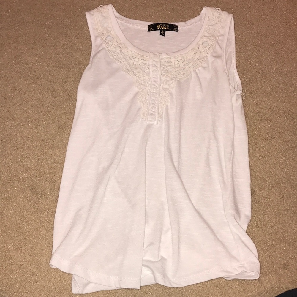 white detailed tank size small
